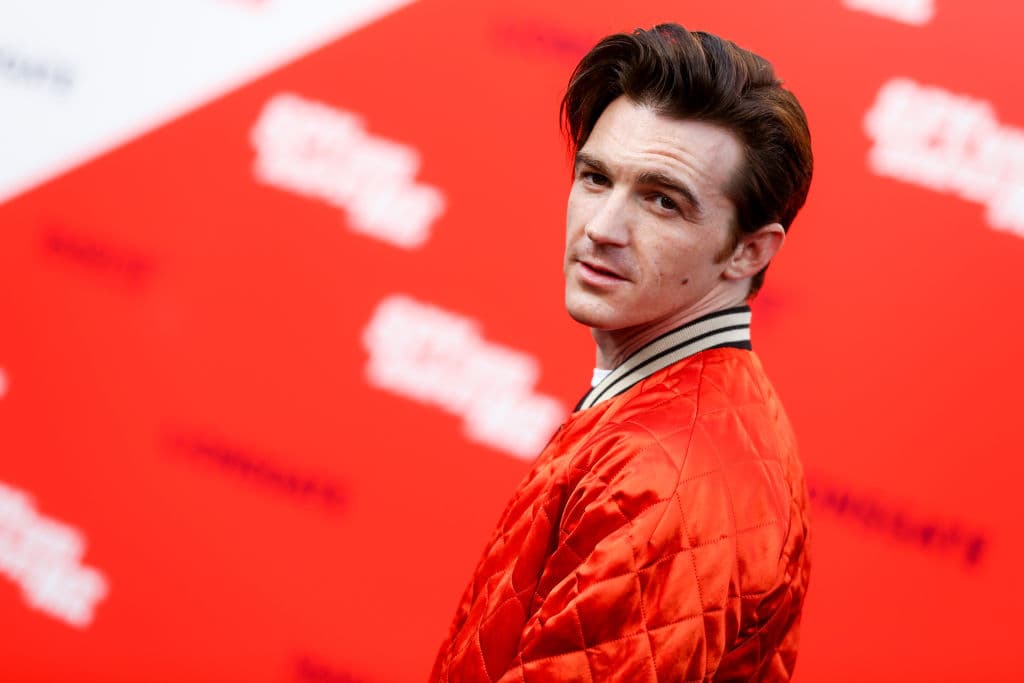 Drake Bell nos habla de su música nueva, sus memes mexicanos favoritos y escribir en español