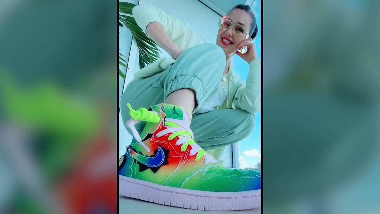 Thalía recibe colorido regalazo de Navidad, la sorprendieron con los tenis de J Balvin: ‘¡Los amo!’
