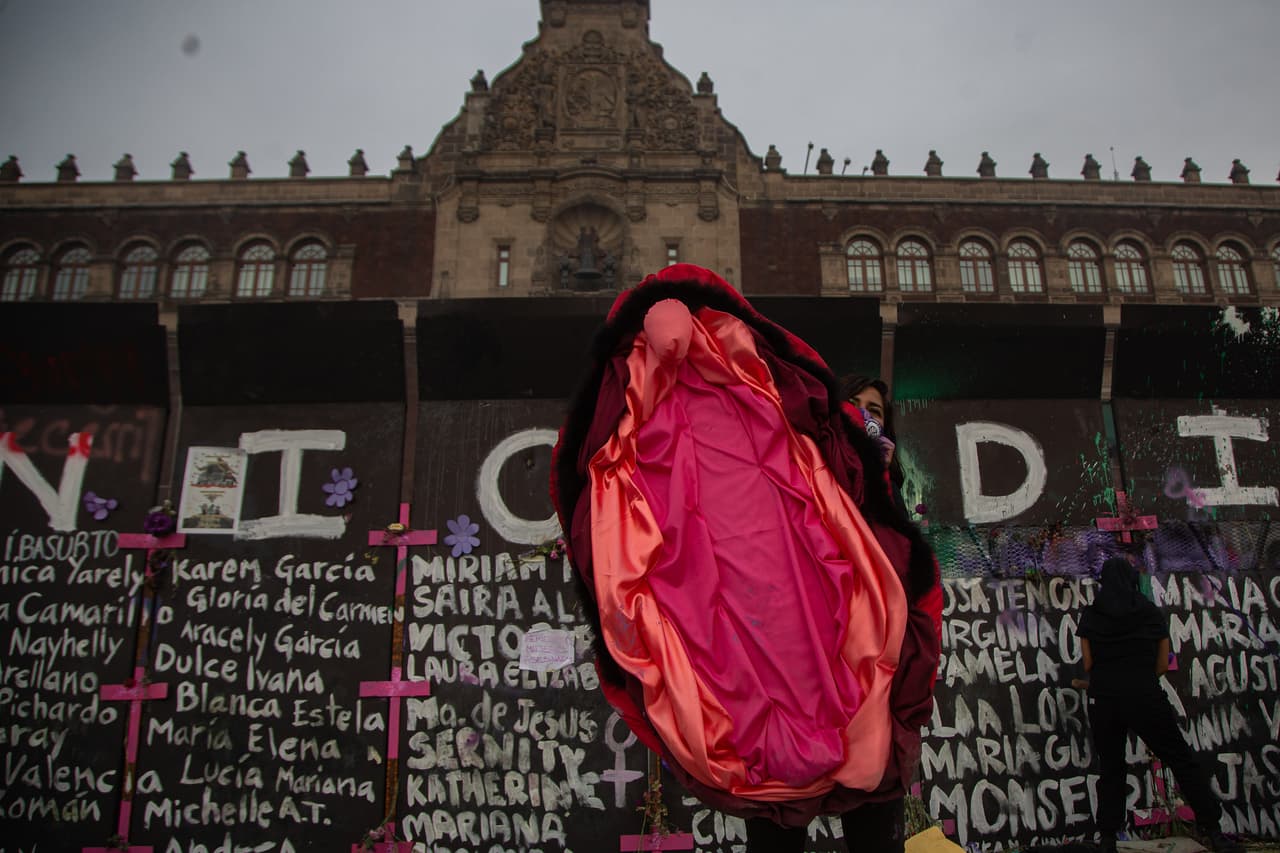 De camino a la Plaza de la Constitución de la Ciudad de México comenzaron a pintar con bombas de humo morado, además pintar mensajes pidiendo que se terminen las prácticas machistas de un sistema que las perpetúa y anotando los nombres de las mujeres desaparecidas, cuyos responsables han quedado impunes.
<br>