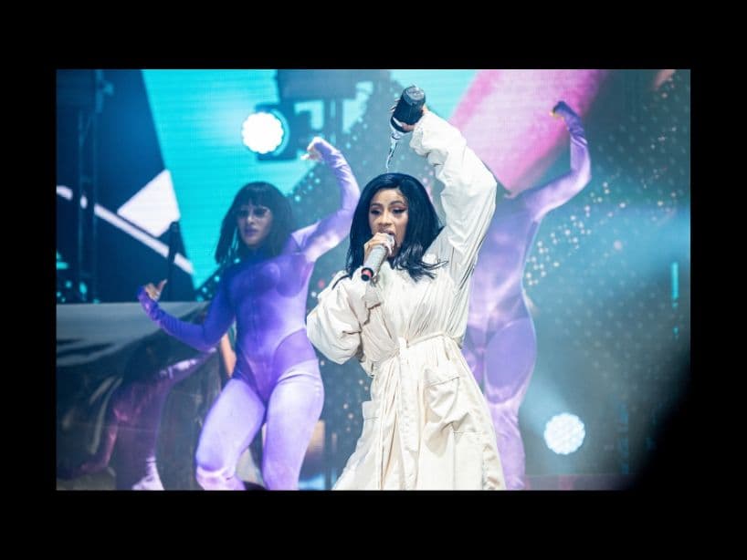 Esta fue la primer presentación de la intérprete de "Please Me", tras cancelar varios conciertos debido a problemas de salud que fueron generados por sus cirugías estéticas.