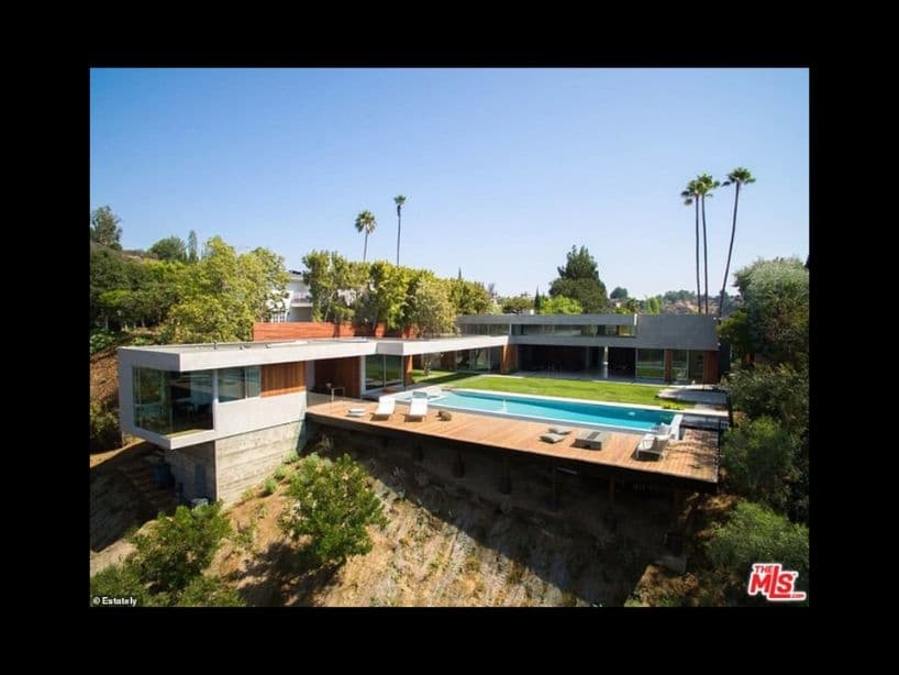 La casa se encuentra en el borde de un barranco, lo que le a una vista espectacular desde cualquier punto.