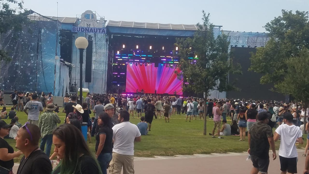 Poco a poco, los escenarios comenzaron a llenarse de gente y de colores.