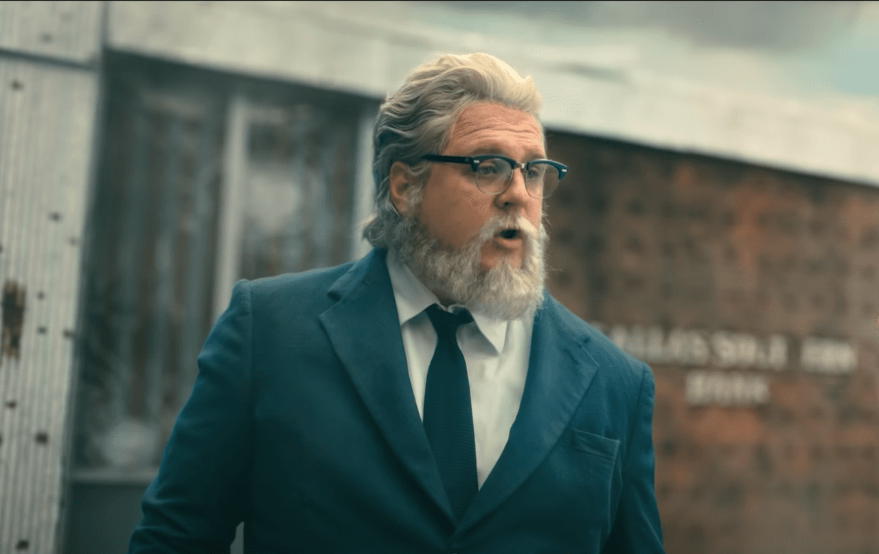 Desde que se liberó la primera escena de la segunda temporada, como parte de la publicidad previa a su estreno, pudimos ver que Hazel estaba de regreso. Con su mismo traje y corbata, pero con cabello y barba blancos, además de lentes, es evidente que el antiguo asesino envejeció bastante.