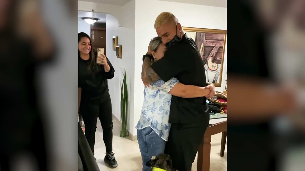 Maluma le cae de sorpresa a su mamá tras cinco meses de no verla