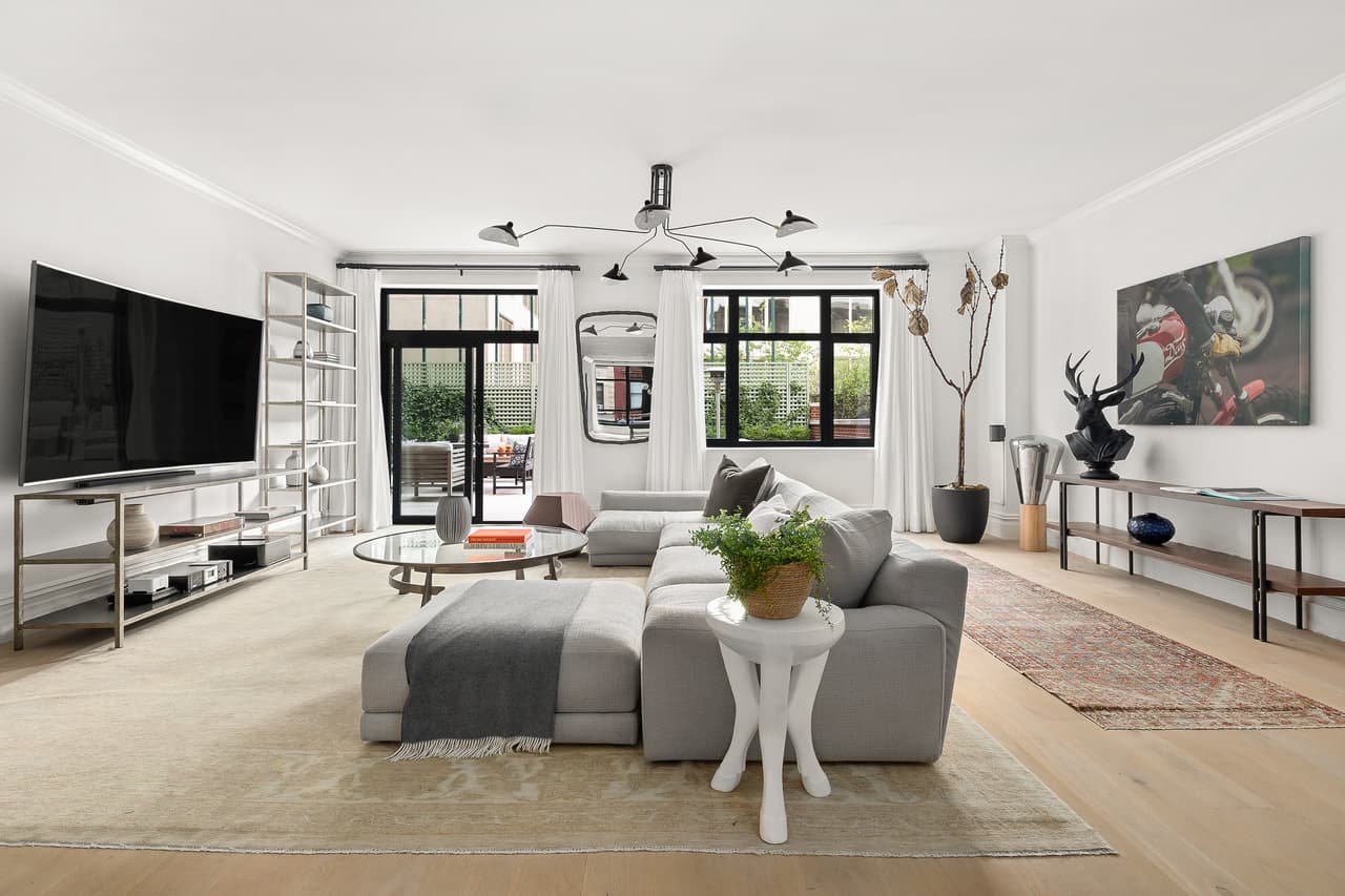 La propiedad del matrimonio Jonas Turner se encuentra ubicado en el barrio de Nolita, a la Costa Este, conocido por sus lujosos comercios como tiendas y restaurantes de primera clase. En el interior de su hogar, Sophie y Joe recibieron visitas en una elegante sala de estar donde el protagonista de la alcoba es una gigante televisión plana. 
<br>