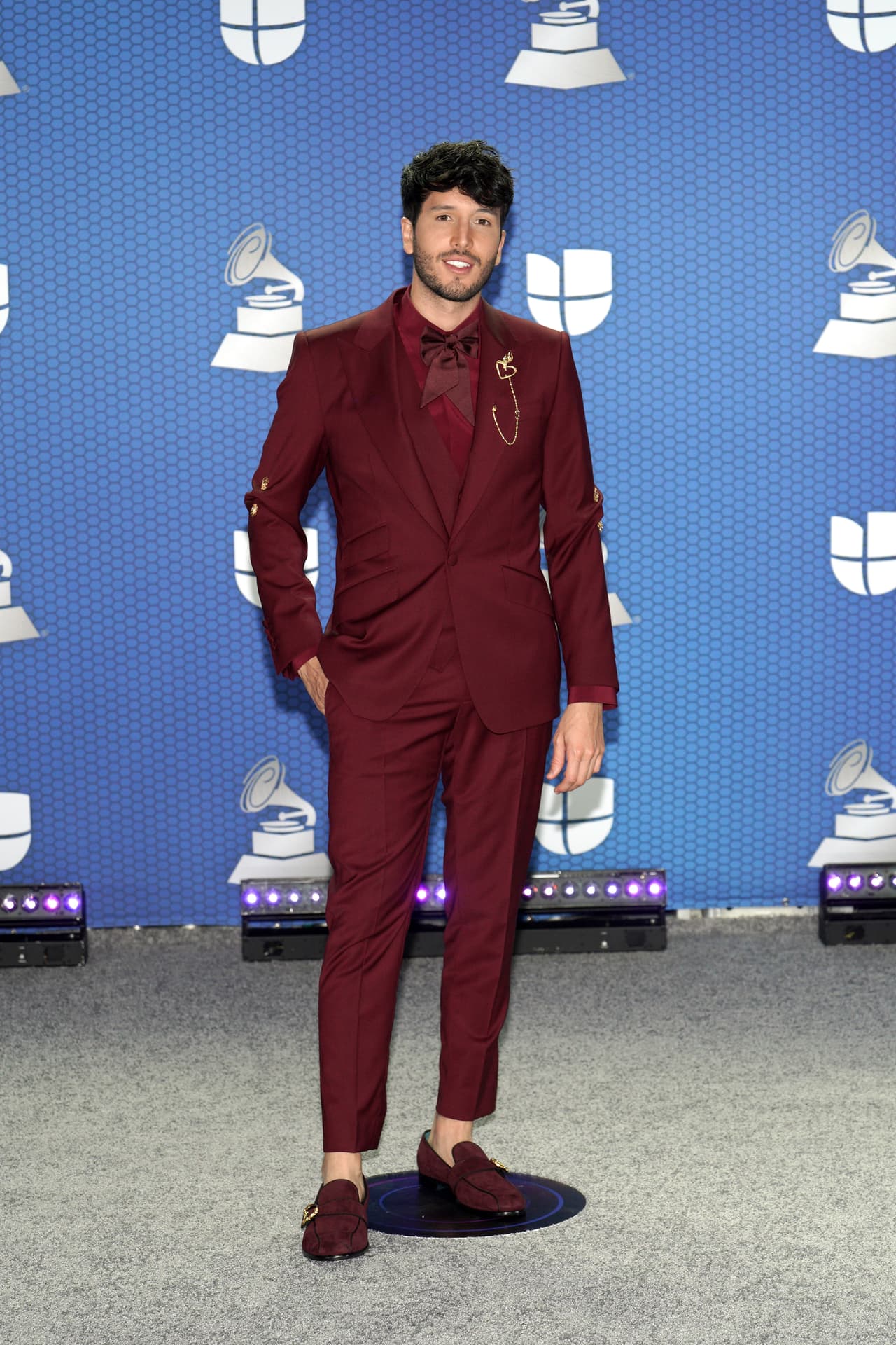Sebastián Yatra aprovechó color vino para su traje, el cual combinó a la perfección con un solo tono. El colombiano está nominado en dos categorías por su disco "Fantasía" en las categorías “Álbum del Año” y “Mejor Álbum Vocal Pop Contemporáneo”.