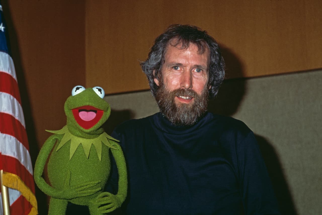 <b>3. El creador de 'Los Muppets' comenzó este proyecto:</b>
<br>
<br>
<b>Jim Henson</b> tuvo la idea en 1988, declarando que quería hacer una comedia de situación que contara la historia de una familia de dinosaurios. La división para televisión de Disney comenzó a trabajar en el proyecto, pero 
<b>Henson</b> murió un año antes de que viera la luz. Al final, los créditos de esta serie son de Michael Jacobs y Bob Young.