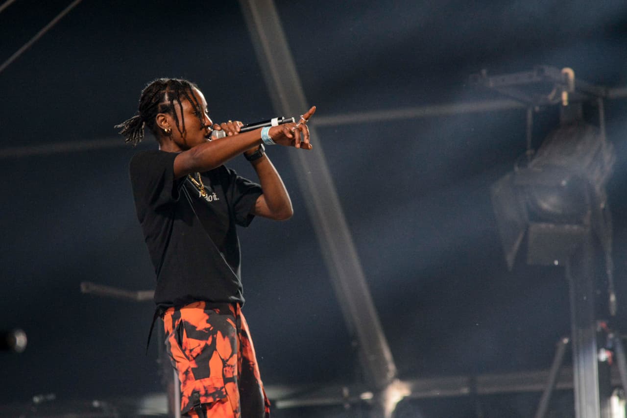 Flohio presentó un enérgico show cargado de rap e incluso provocó un 'slam' en el público.