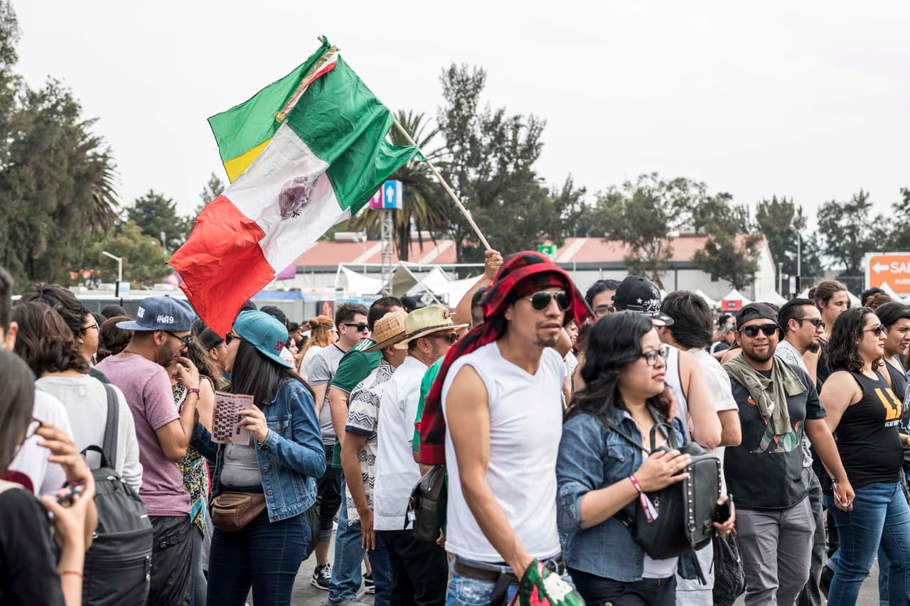 Día 1: Fans que esperaban el arranque del festival, minutos antes de las 14:00 horas.