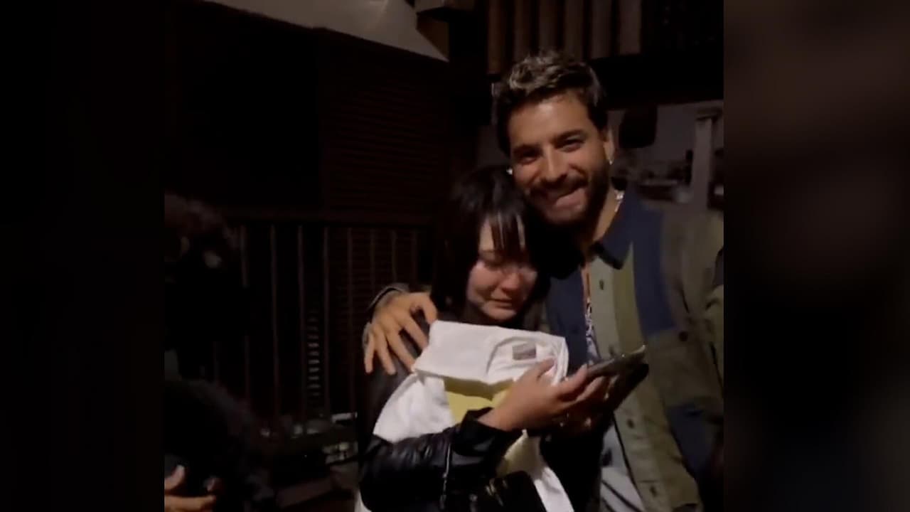 Mujer llora al conocer a Maluma en Japón con otros fans