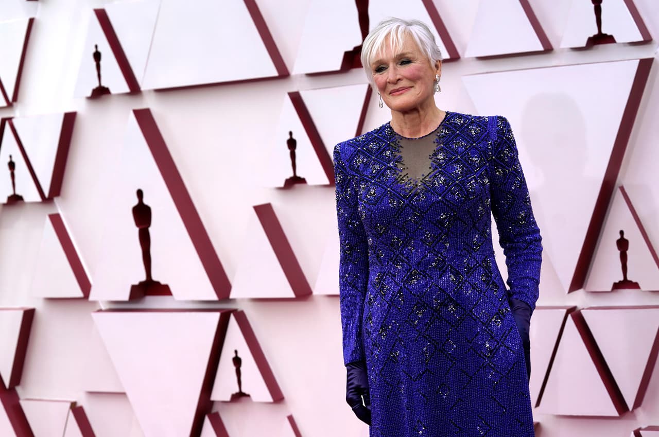 Glenn Close y Armani Privé azul están nominados a Mejor Actriz de reparto. La artista busca su primer Oscar en su octava nominación.