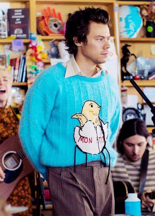 Harry presentó algunas canciones de su segundo álbum en el Tiny Desk de NPR, en esta presentación pudimos verlo con un Gucci Mohair Crop Sweater con un pollito dentro de un huevo; esta singular prenda cuesta $1,700 dólares, o sea, 34 mil pesos mexicanos. Los pantalones de lana son de la misma marca y tienen un valor de 1,200 dólares americanos (24 mil pesos).