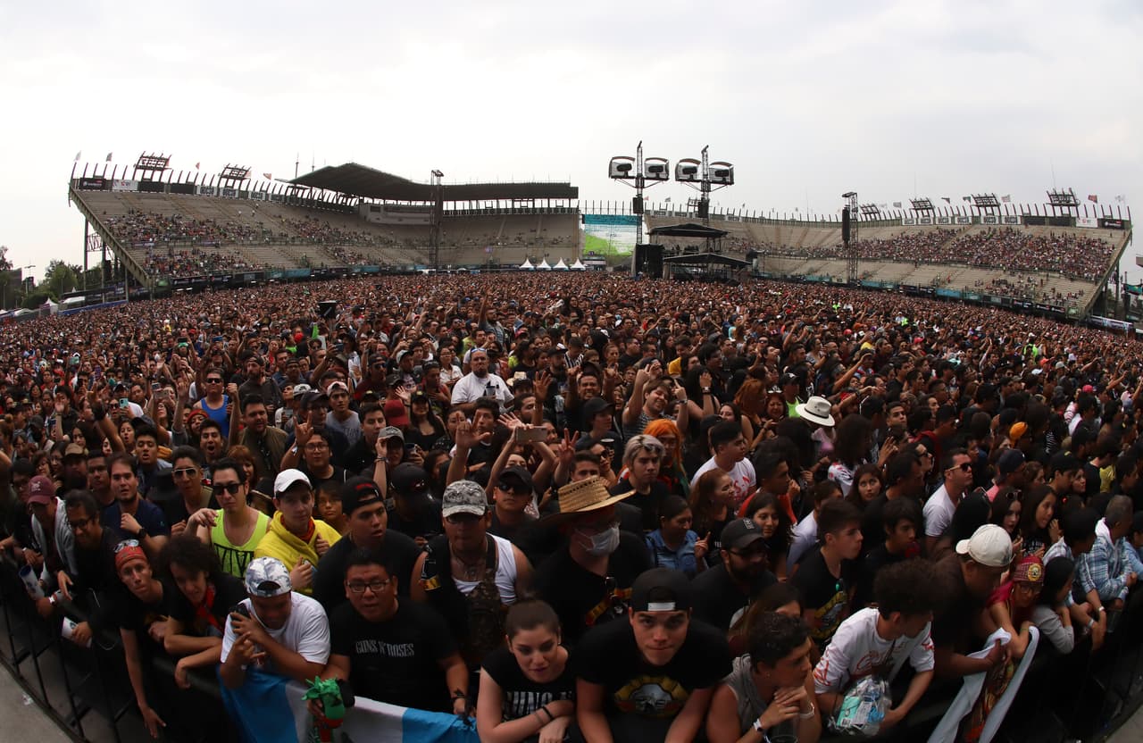 Ante esto, más de uno de los 70 mil asistentes que se presentaron en el festival, mostraron su outfit para protegerse del COVID-19; faltar para estos amantes del rock no era opción.