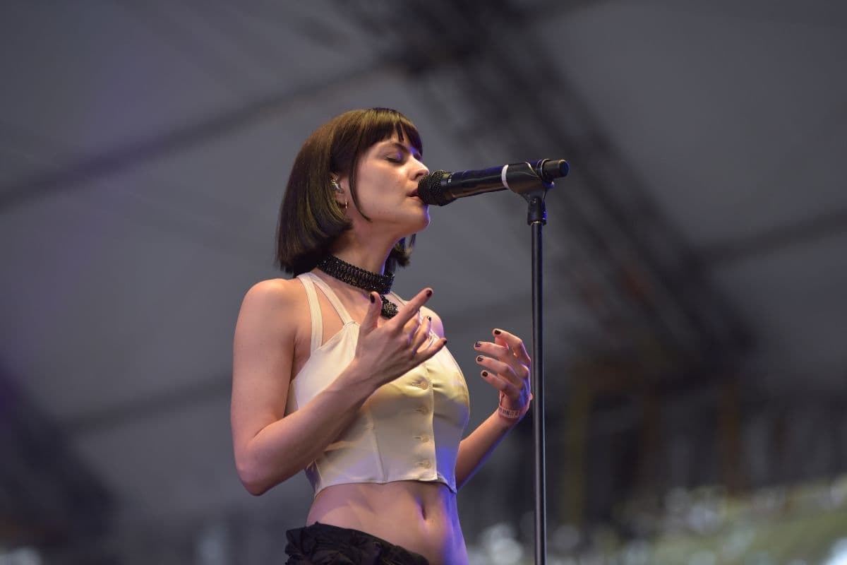 Mucho romanticismo, sensualidad y amor en el show de The Marías, completamente mistíco.