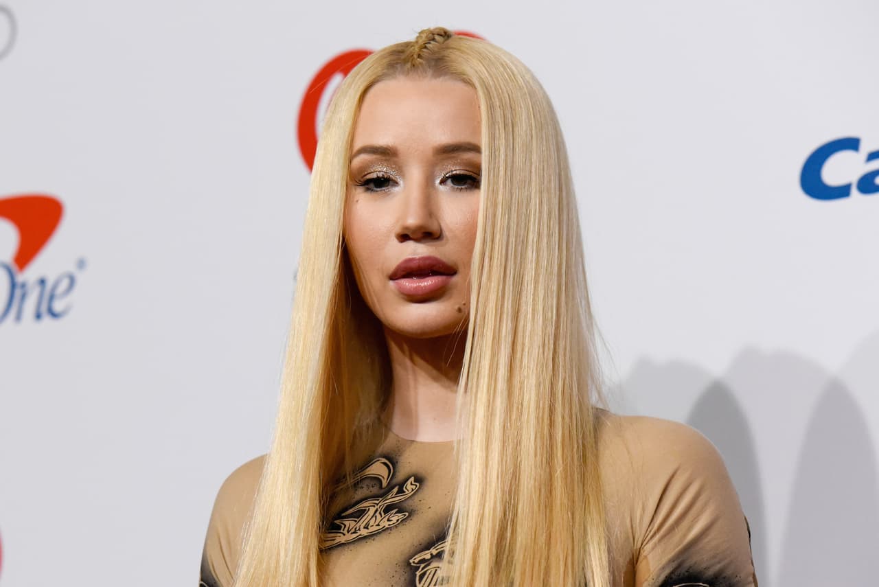 Iggy Azalea y Playbpi Carti terminaron su relación este año, a la par de que se diera a conocer que la rapera estaba embarazada. Recientemente, mostró una fotografía de su hijo Onyx, a quien optó por criar como madre soltera. Los famosos se conocieron el año 2018 durante una gira, desde ahí comenzaron su amorío que culminó en octubre.