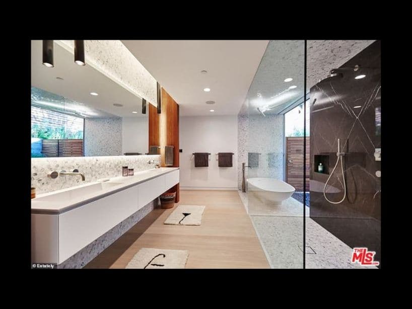 Cuenta con tres habitaciones, cuatro baños, una sala, un comedor, una cocina y una oficina.