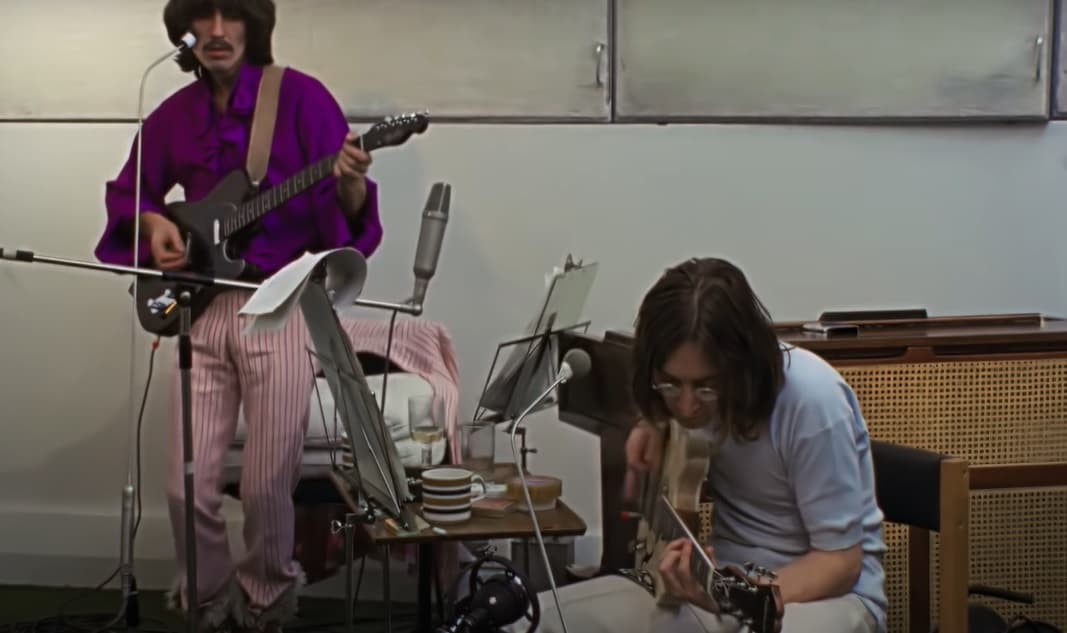 Escenas de George Harrison y John Lennon grabando su último disco, 'Let It Be', como parte del documental The Beatles: Get Back