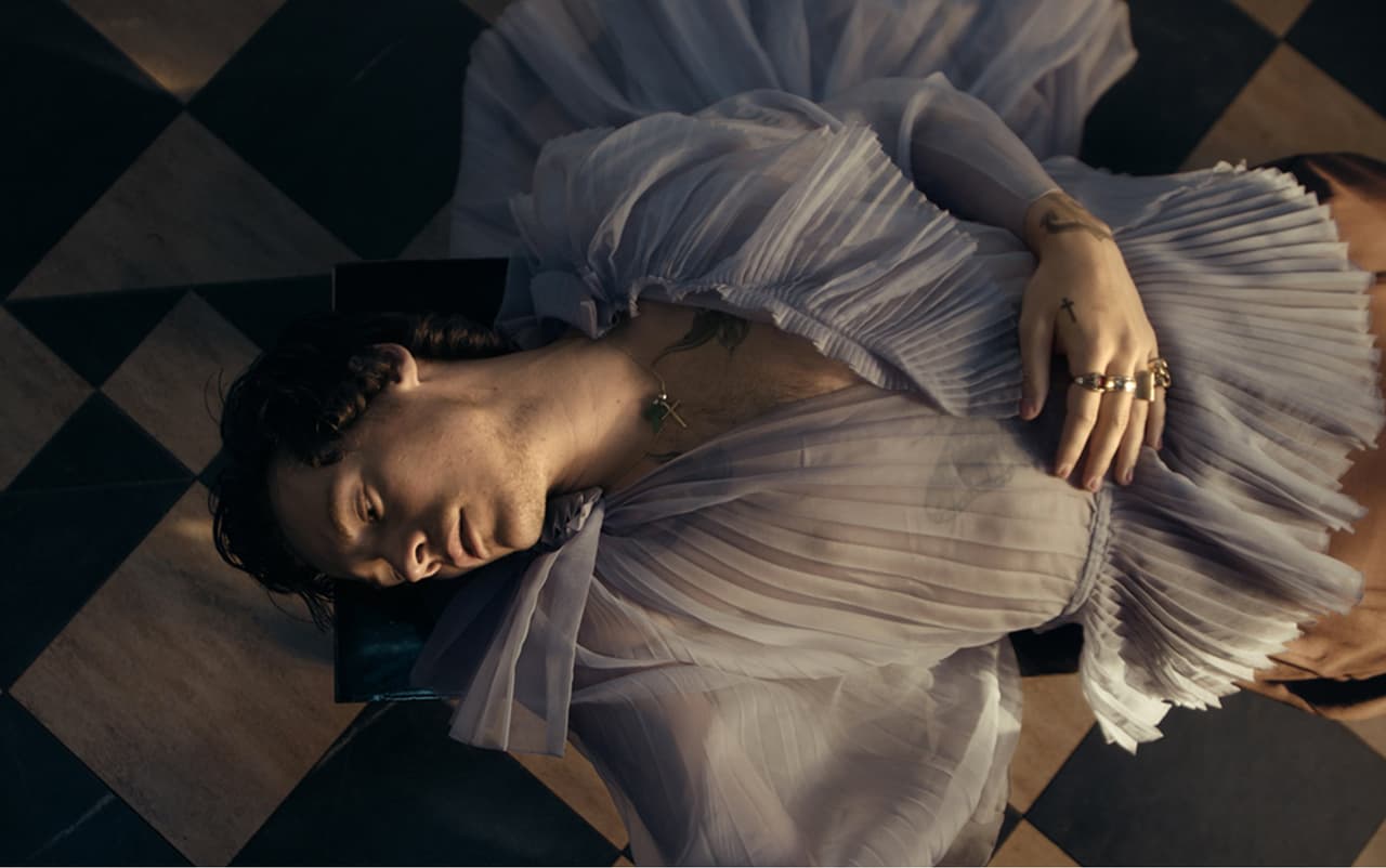 Gucci es sin duda una de las marcas que más le gustan a Hazza; prácticamente en todos sus videos musicales podemos verlo luciendo alguna prenda de la firma italiana. Esta Camisa de organdí de seda lila tiene un valor de $2,700 dlls (54 mil pesos mexicanos). En "Falling" Harry usa la versión de pasarela de este top, pues al salir a la venta se modificó un poco, se acortó y se agregó una camisola interior.
<br>
<br>