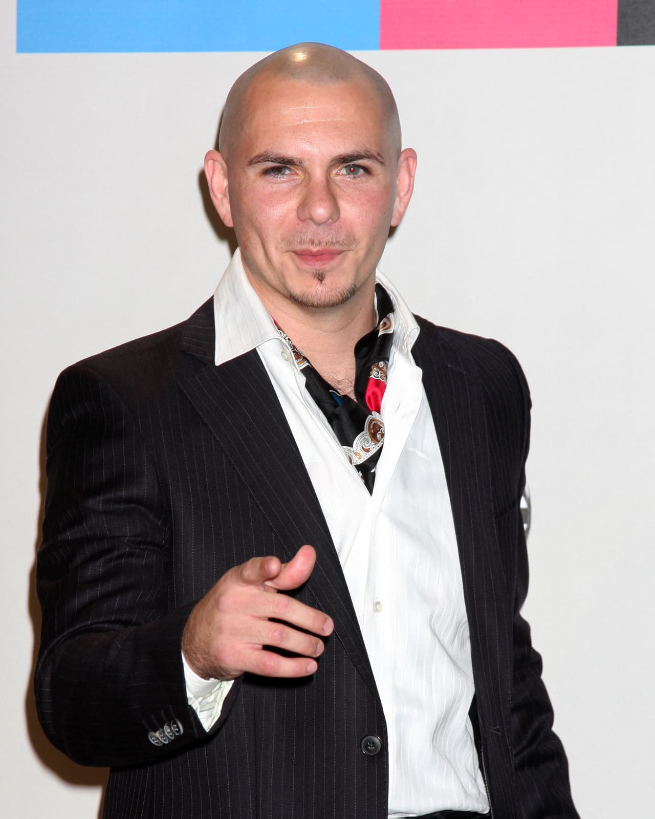 Para 2010, Pitbull ya había alcanzado la fama con éxitos como "I Know You Want Me". El cantante estadounidense de origen cubano no ha cambiado mucho, físicamente, en los últimos diez años.