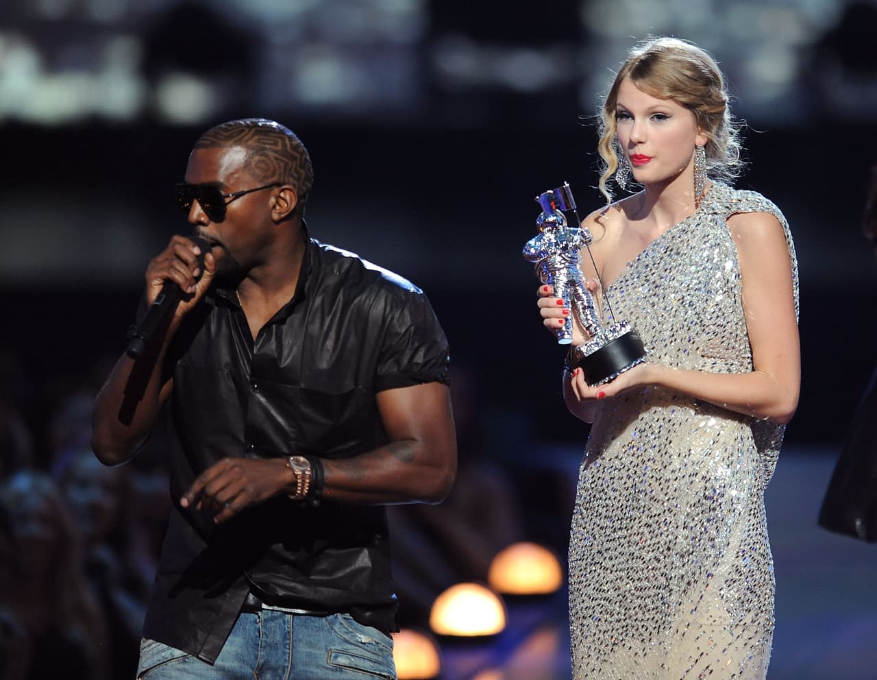 Septiembre de ese año se convirtió en uno de los momentos que marcaría la vida de Taylor, pues mientras daba su discurso para agradecer por haber ganado un premio, Kanye West se subió al escenario, la interrumpió y usó su tiempo para decir que el premio merecía ir para Beyoncé.