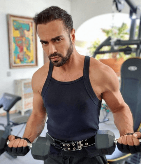 Además de prepararse para el papel que interpreta en televisión, Ariel Miramontes pasa su tiempo haciendo ejercicio, el cual evidentemente le ha traído buenos resultados.