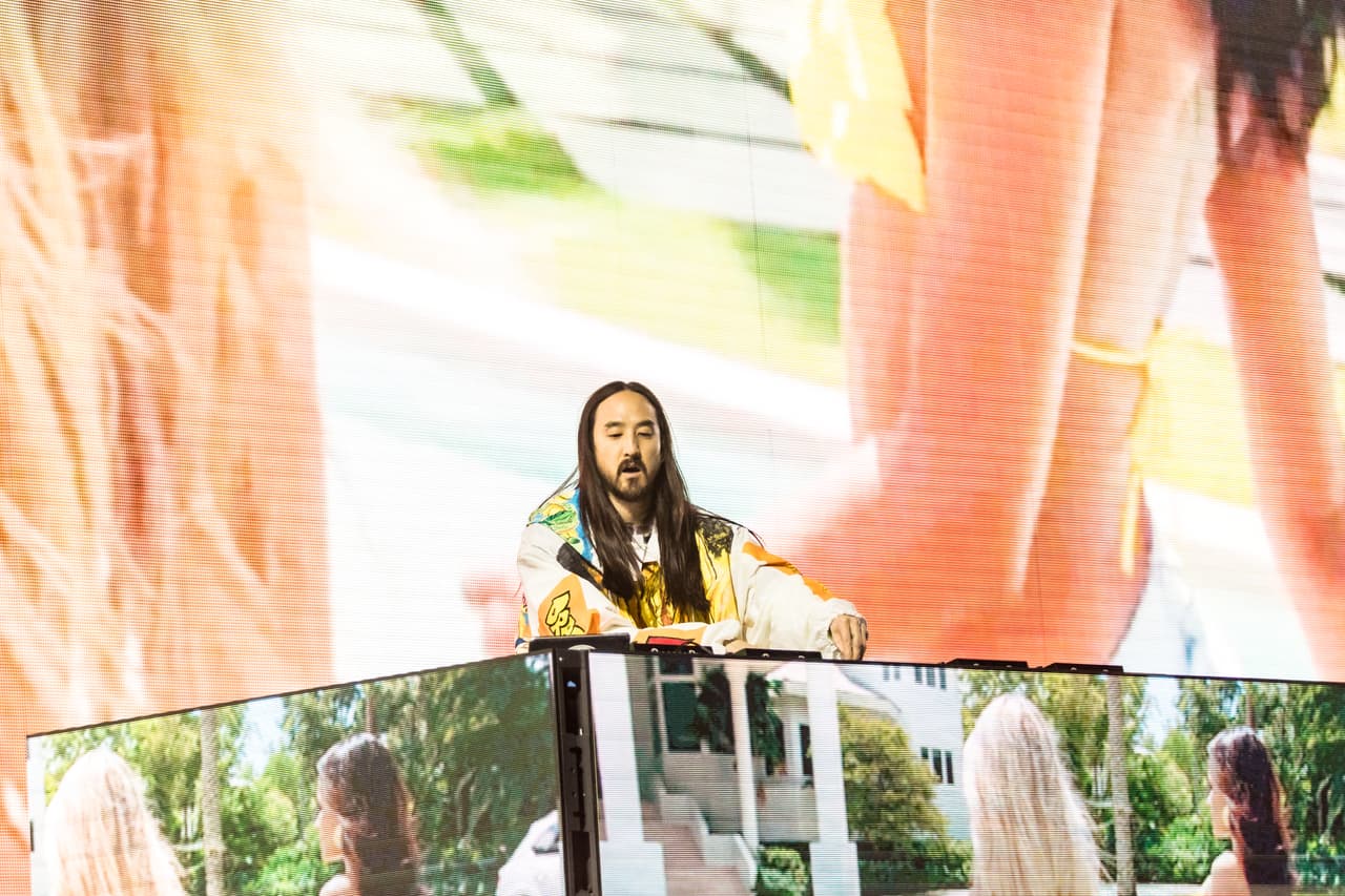 Steve Aoki es sin dudarlo uno de los DJs más famosos en todo el mundo, por su estilo, sus diversas colaboraciones con BTS y un sinfín de artistas más como The Backstreet Boys, will.i.am, Alan Walker, Ummet Ozcan, Bassjackers, Showtek o Sting; sus conciertos son toda una fiesta en la que solía aventar pasteles por gusto y ahora, se encuentra en la posición número 9 de la lista de los mejores del 2020.
<br>Además, también se destaca su trabajo altruista con distintas fundaciones para investigar más acerca del cáncer cerebral en la medicina.