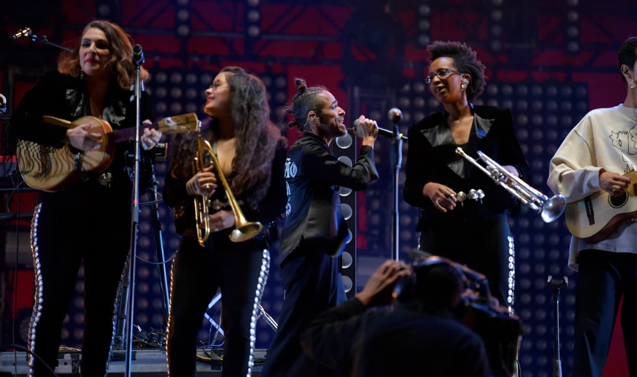 El grupo femenino de mariachi, Flor de Toloache subió al escenario principal del Vive