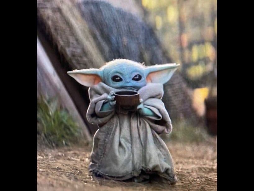 Míralo, ¡tan tierno tomando su taza de té galáctico!