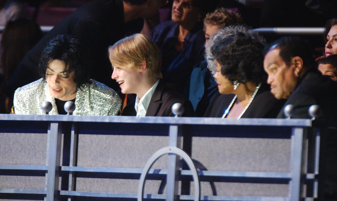 Michael Jackson, Macaulay Culkin, and Michael's parents (Photo by Kevin Kane/WireImage)