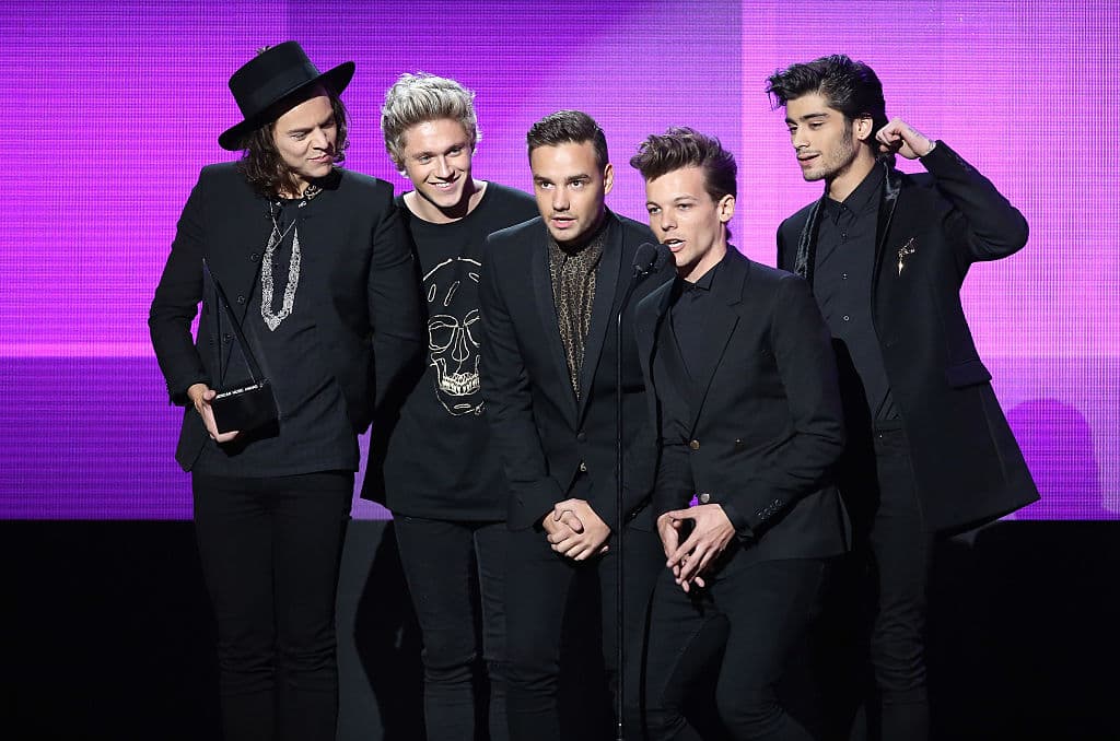 LOS ANGELES, CA - NOVEMBER 23: (L-R) Recording artists Niall Horan, Harry Styles, Liam Payne, Zane Malik and Louis Tomlinson of One Direction accept the award for Artist of the Year onstage during the 2014 American Music Awards held at Nokia Theatre L.A. Live on November 23, 2014 in Los Angeles, California. (Photo by Michael Tran/FilmMagic)