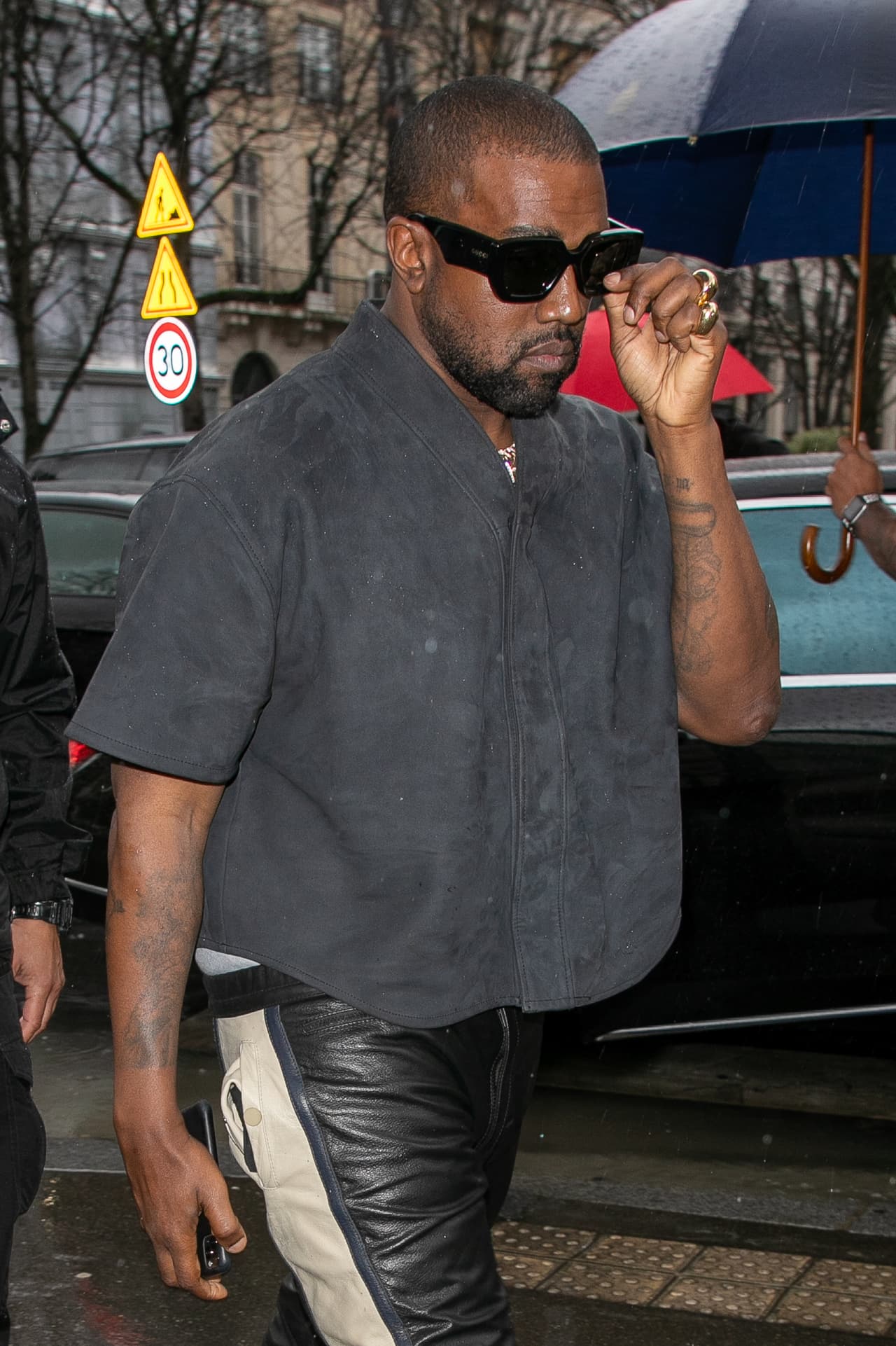 Kanye también ha declarado, y tuiteado, en más de una ocasión, que Bill Cosby es inocente. Cosby fue acusado y sentenciado por cargos de abuso y acoso sexual luego de más de 60 acusaciones de diferentes mujeres, y actualmente cumple una sentencia en prisión; a pesar de todo esto, Kanye sostiene que es inocente.