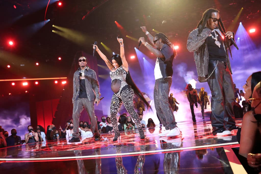 Cardi B en el escenario de los BET Awards 2021 con Quavo, Offset y Takeoff de Migos