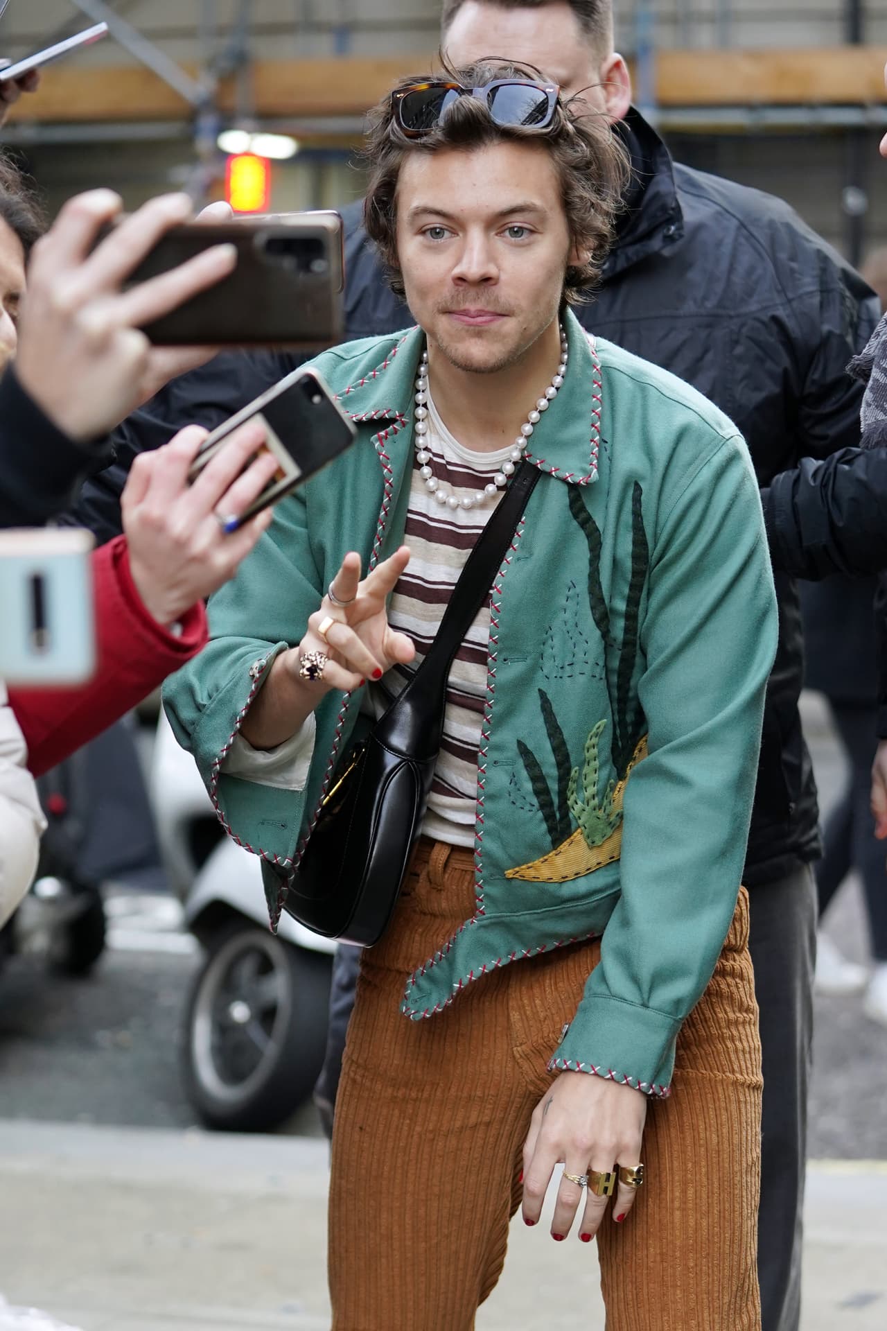 En un paseo por las calles de Londres, antes de que iniciara la pandemia, Harry fue visto con esta chaqueta Bode de lana que cuesta $1,295 dólares (26 mil pesitos).