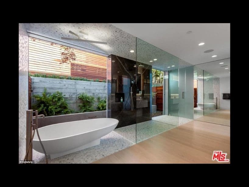 Supuestamente, el intérprete de “Sucker” ya tendría una casa nueva, la cual compró por 6.5 millones de dólares el año pasado.