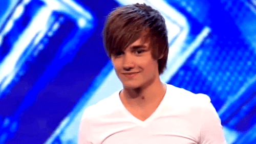 Liam James Payne nació en el Reino Unido el 29 de agosto de 1993. Cuando era pequeño, tenía interés por el deporte y hasta quería dedicarse a ello de manera profesional. Sin embargo, cambió de opinión cuando comenzó a descubrir su habilidad para el canto y audicionó para The X Factor en el 2008.