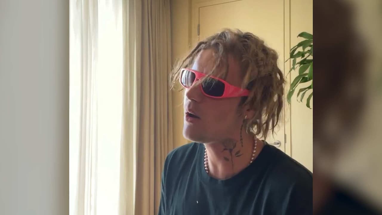 Justin Bieber se pone romántico y enamora al cantar 'Peaches', tocando desde el piano de su casa