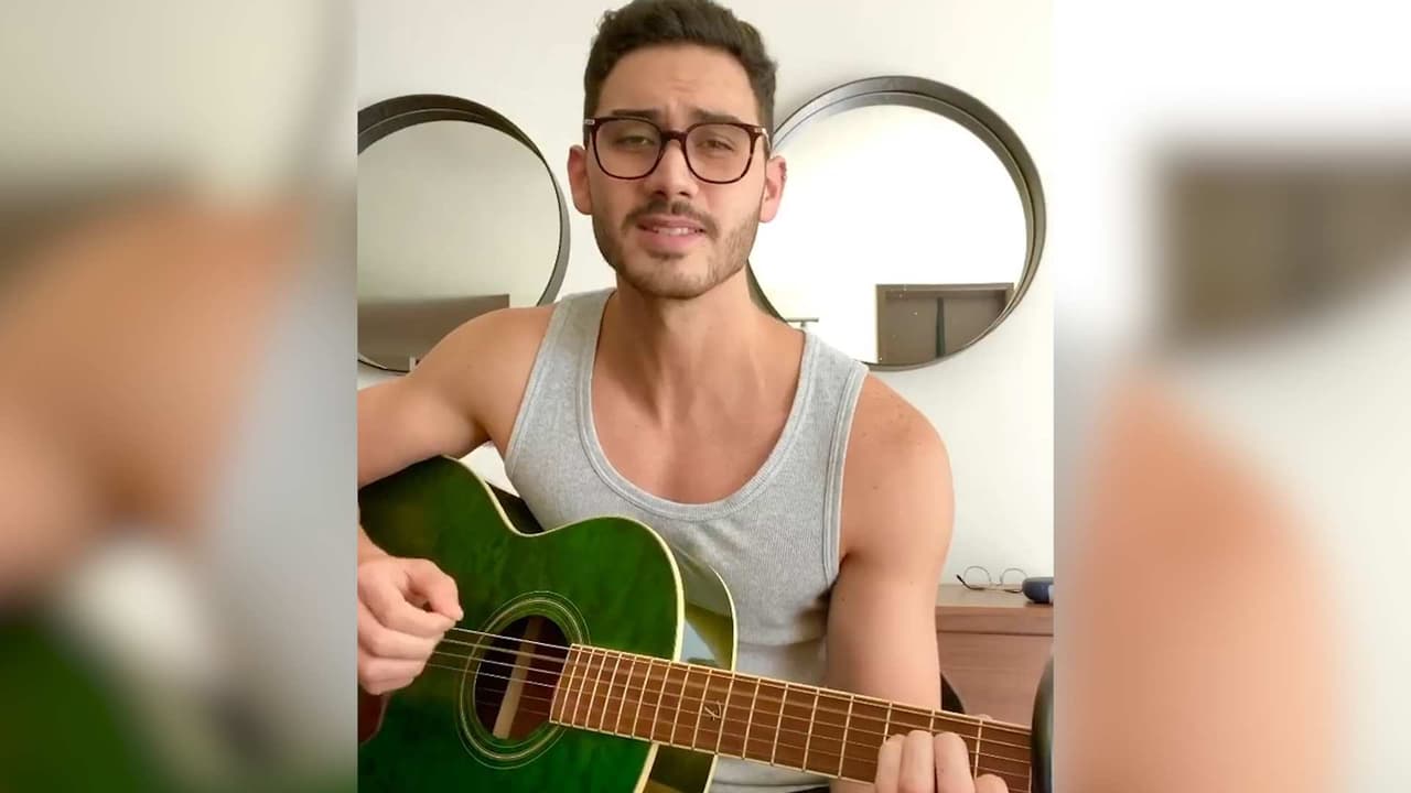 Alejandro Speitzer presume su talento para la música y canta para sus fans