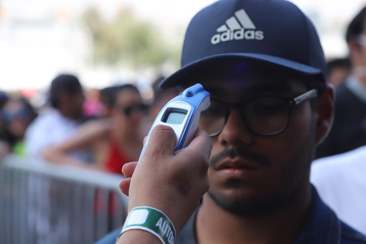 A la entrada del festival, se le tomó la temperatura a los asistentes. De ellos, tan solo 27 resultaron con el síntoma, por lo que se les procedió a hacerle pruebas en los módulos de servicios médico.