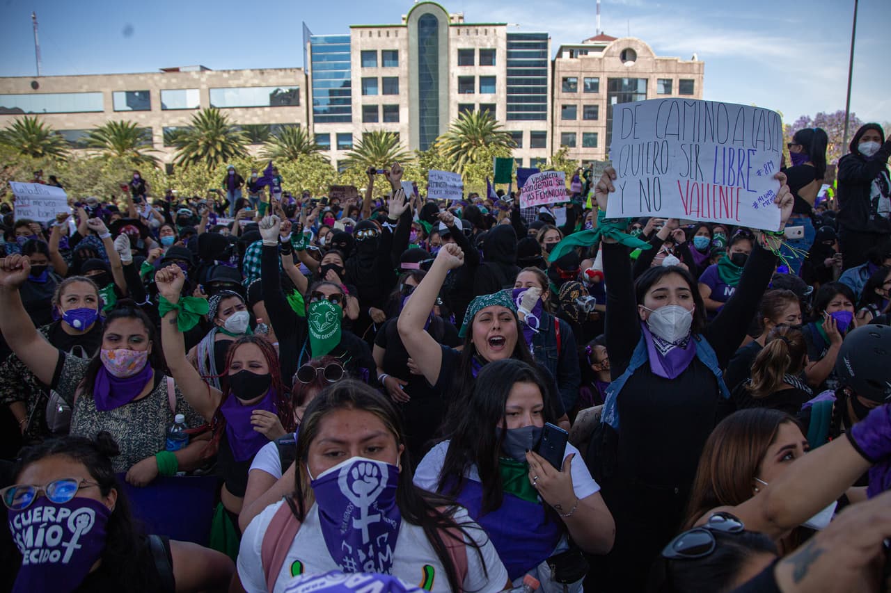 Al llegar al Zócalo, donde desde colocaron vallas para mantener a las manifestantes lejos de Palacio Nacional, la “marea morada y verde” pinto el centro e hizo retumbar los muros con sus grutos, canticos y consignas.
<br>