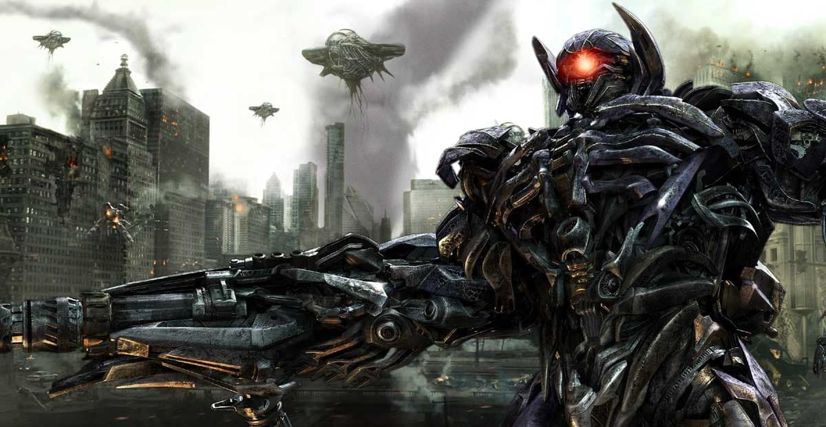 Transformers: El Lado Oscuro de la Luna fue temporalmente retrasada en septiembre del 2010 cuando una extra quedó gravemente herida durante una escena de riesgo en Indiana, California. El accidente se debió a una soldadura defectuosa que provocó que un cable de acero se quebrara de un auto remolcado y golpeara el auto de la extra, dañando su cráneo. La extra, identificada como Gabriela Cedillo, tuvo que someterse a cirugía cerebral.