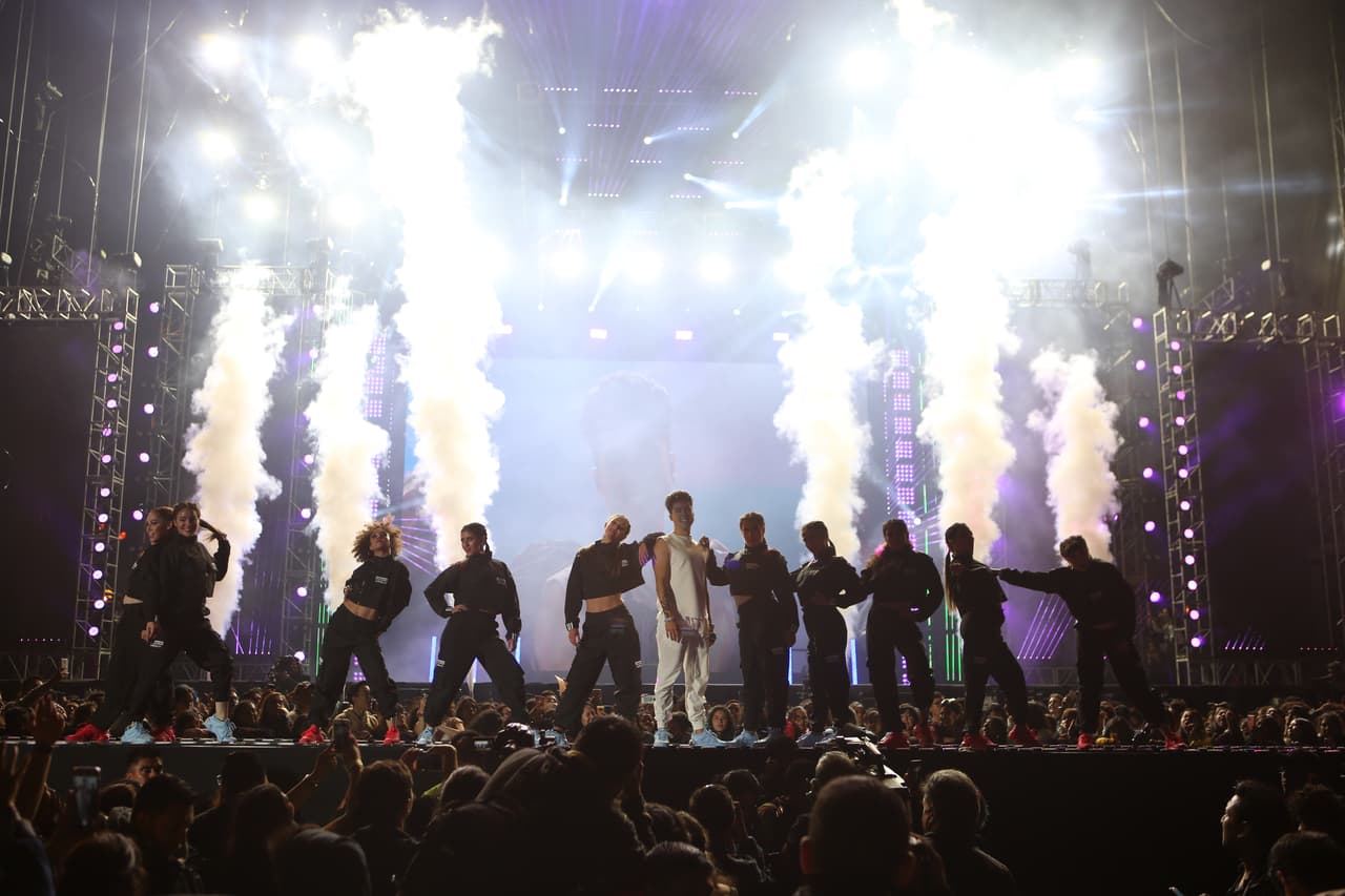 "Ay!," Mario Bautista encendió el escenario de los Premios Telehit