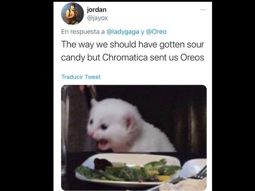 En realidad el postre oficial de “Chromatica” consiste en una galleta de vainilla, amarilla, con un grabado inspirada en Lady Gaga y están rellenas de crema de colores.
<br>
