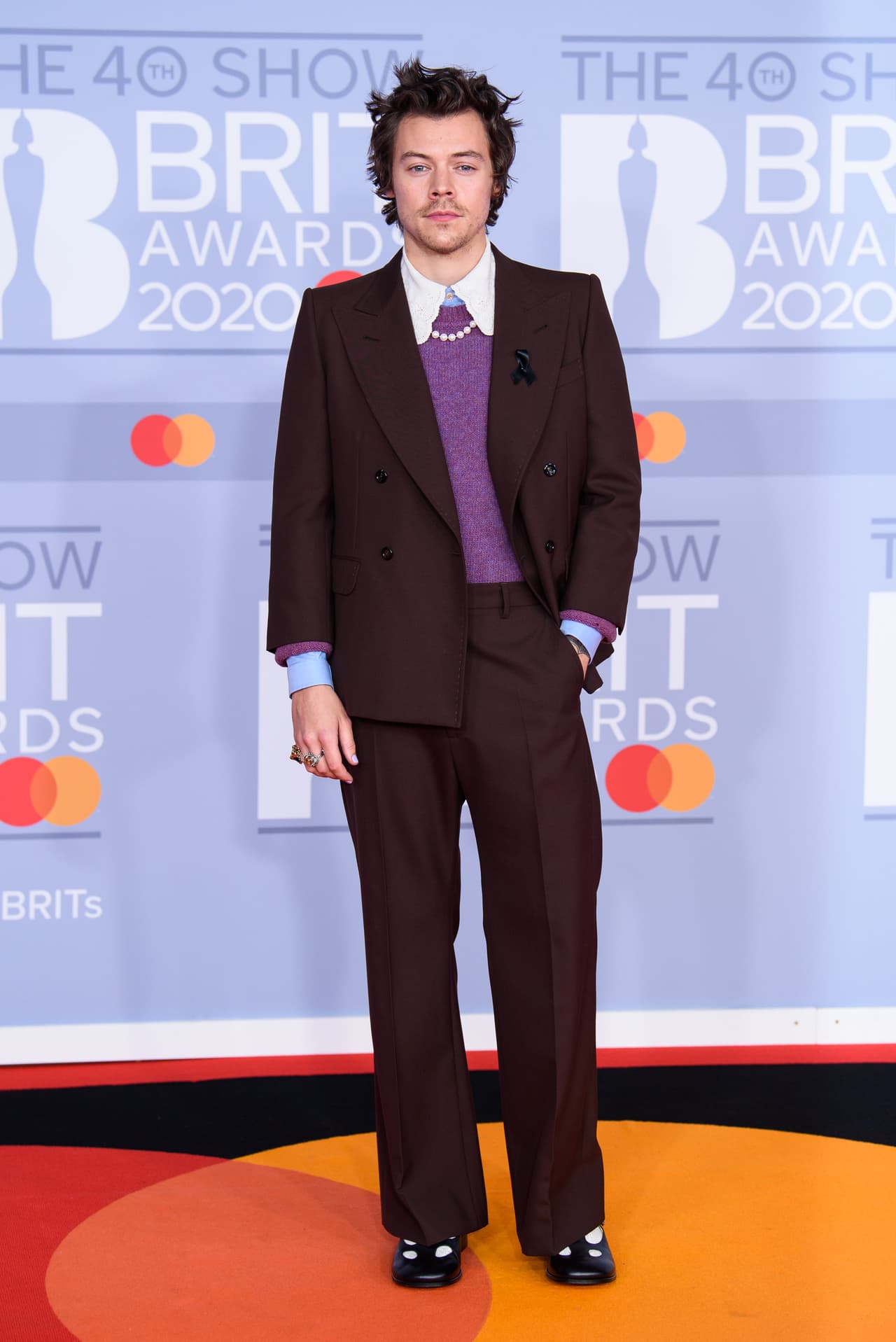 Para la alfombra roja de los Brit Awards de 2020, Harry lució Gucci de pies a cabeza. Su chaqueta de una mezcla de lana ($3,500 dlls) en conjunto con un pantalón acampanado del mismo material($900 dlls) hicieron juego con una camisa de Oxford de algodón de $750 y unos zapatos tipo Mary Jane con un valor de $950. Básicamente, Harry está usando un poco más de 122,700 pesos en esta foto.