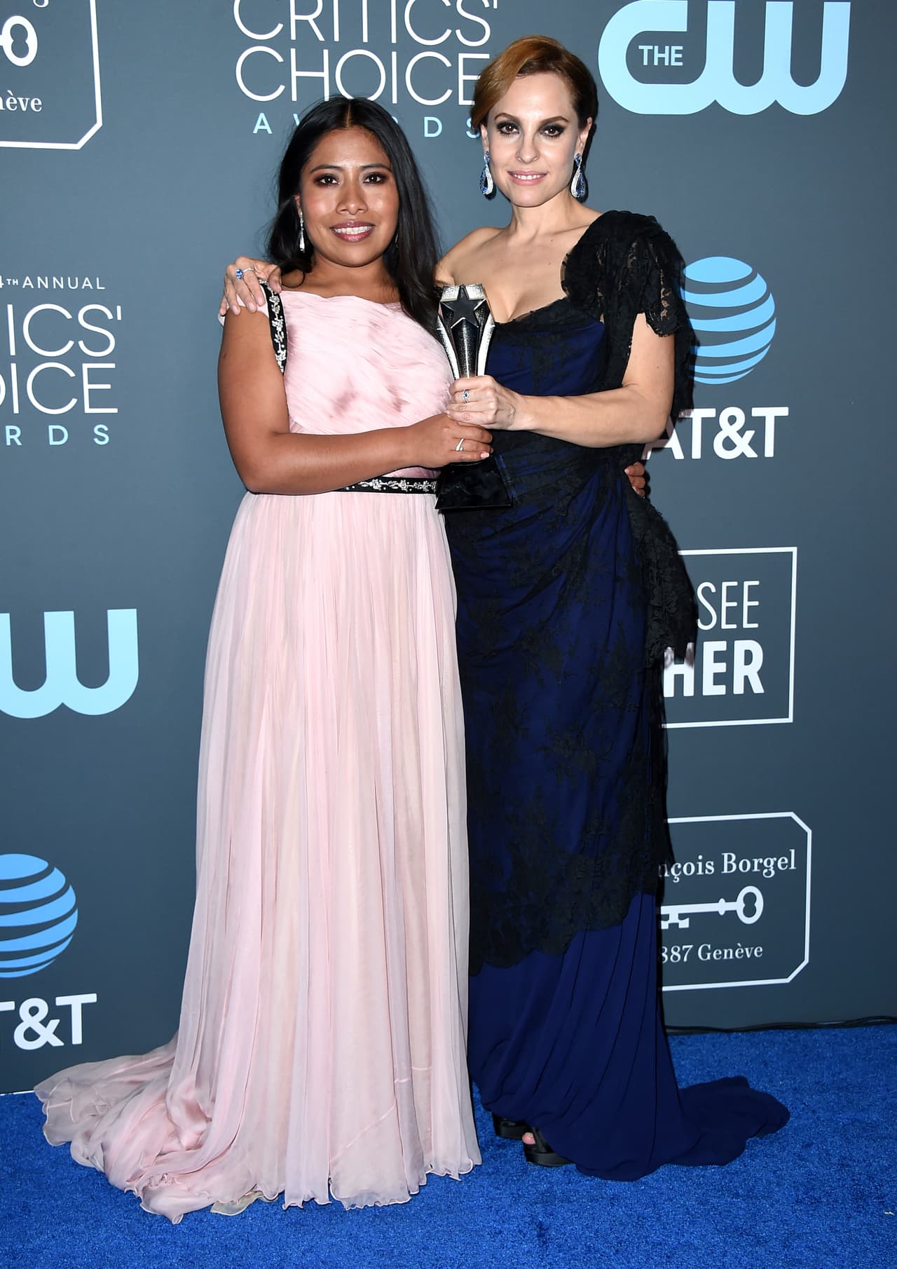 Yalitza Aparicio y Marina de Tavira posan con premio en mano