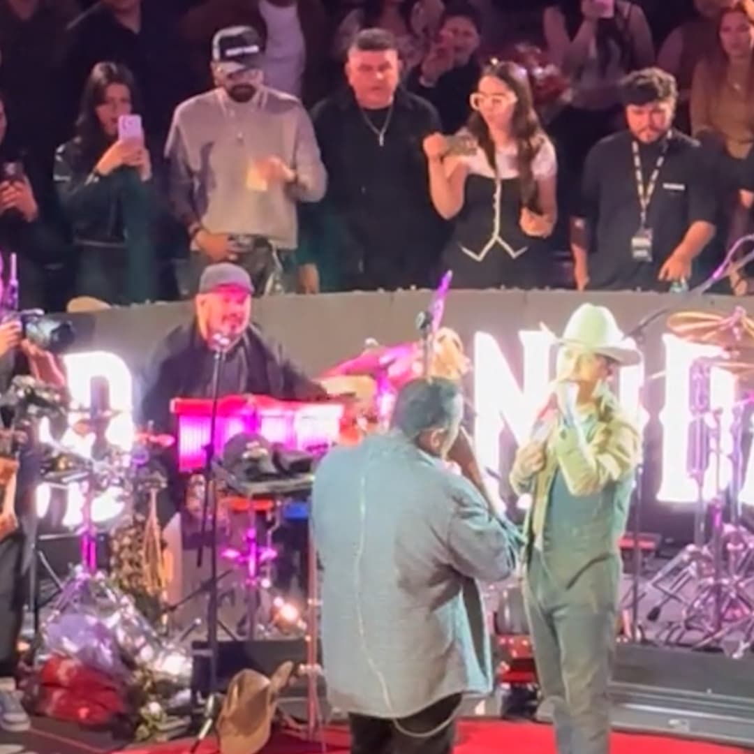Ángela rompe en llanto al ver cantar a Nodal y Pepe Aguilar