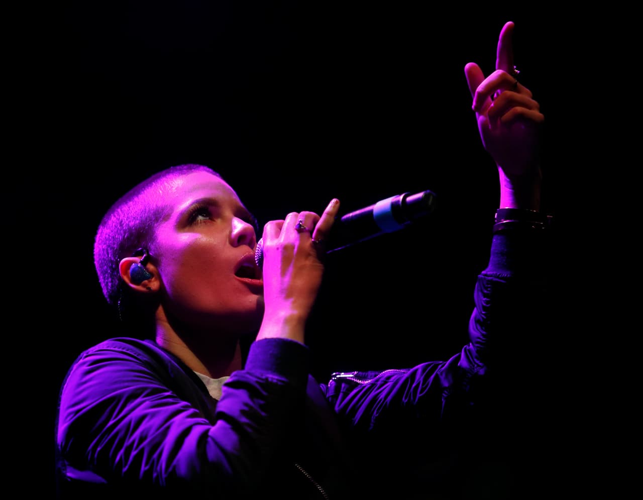 Halsey no le tiene miedo al cambio, de hecho, con el paso de los años, ha hablado de lo importante que ha sido para ella el "perderse y encontrarse de nuevo". Lo ha demostrado con sus canciones, pero también con sus icónicos cambios de look.