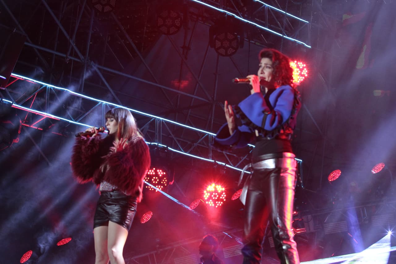 Las hermanas Hanna y Ashley presentes en el escenario del Estadio Azteca