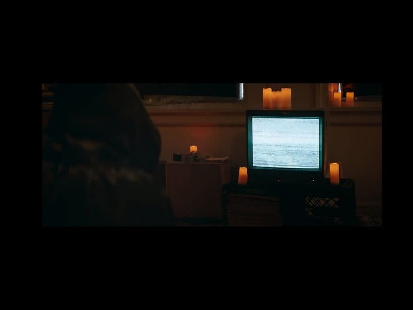 La pantalla de televisión es una referencia al video musical de "Welcome To The Black Parade", el cual inicia con un tele similar.