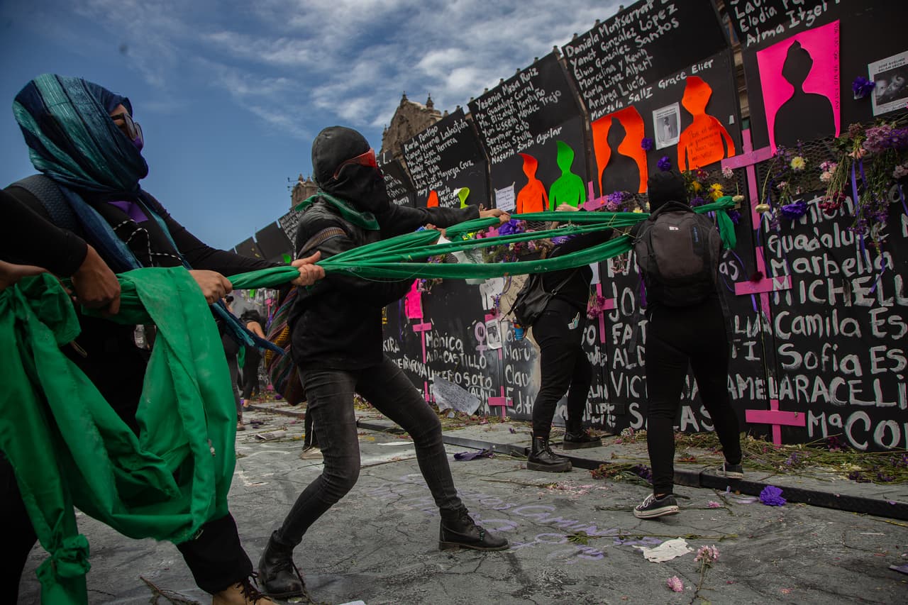 La vallas que se pusieron para “proteger a los monumentos” junto a la barrera de policías que “ya no son granaderos, pero parecen”, fueron provocando que los ánimos de la manifestación se calentaran cada vez más.
<br>