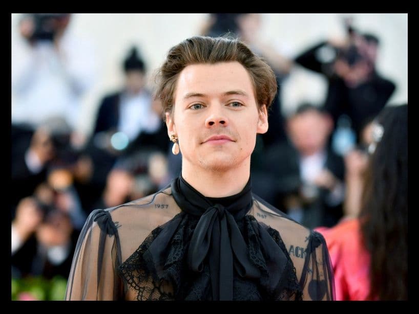 Una camisa de encaje, moño, un arete de perla y otros detalles conformaron el look de Harry Styles en la Met Gala 2019.